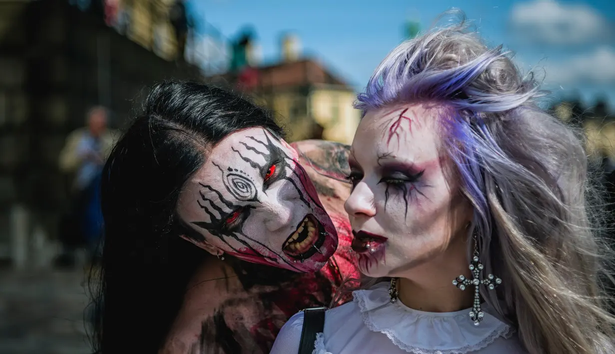 Dua orang wanita dengan riasan zombie ikut berpartisipasi dalam parade "Zombie Walk" di Stockholm, Swedia, Sabtu (19/8). Zombie Walk adalah acara yang rutin dilakukan saat musim panas tiba, tepatnya akhir Agustus. (Jonathan NACKSTRAND/AFP)