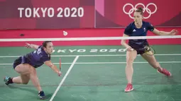 Tiket perempat final berhasil mereka genggam usai menundukkan ganda Inggris Raya, Chloe Birch/Lauren Smith (Inggris), pada laga kedua Grup A, dengan skor 21-11, 21-13. (Foto/AP/Dita Alangkara)