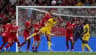 Virgil van Dijk dari Liverpool (tengah kiri) berebut bola dengan Davide Bartesaghi dari AC Milan dalam laga persahabatan antara AC Milan dan Liverpool pada ajang Hong Kong Football Festival yang digelar di Stadion Kai Tak, Hong Kong, Sabtu, 26 Juli 2025. (AP Photo/Chan Long Hei)