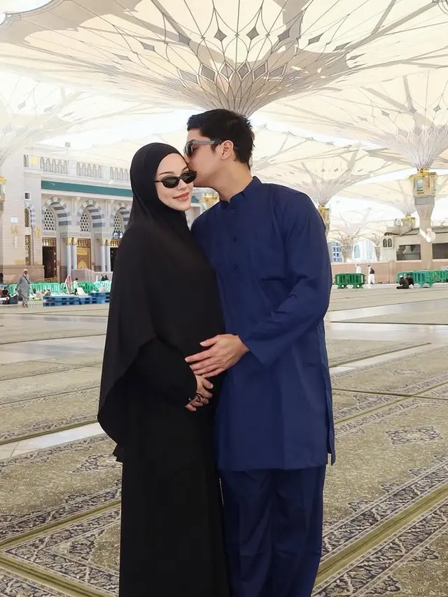 Alyssa Daguise saat Umrah bareng Al Ghazali. [@alyssadaguise]