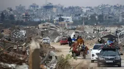 Dengan menggunakan berbagai kendaraan, warga Palestina yang sebelumnya mengungsi akibat perang antara Israel dan milisi Hamas mulai kembali ke Gaza utara dengan melewati Koridor Netzarim. (Eyad BABA/AFP)