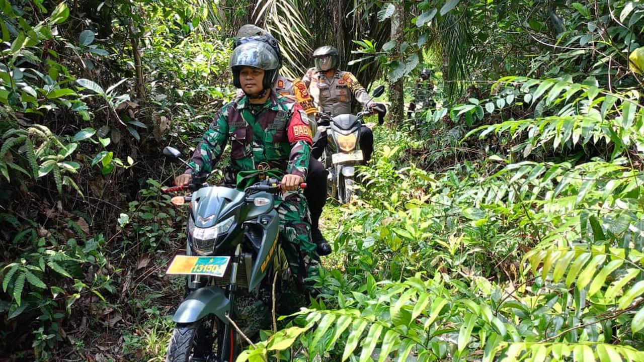 Terobos Hutan Belantara, TNI-Polri Sampaikan Pesan Pilkada Damai hingga ke Pelosok Desa