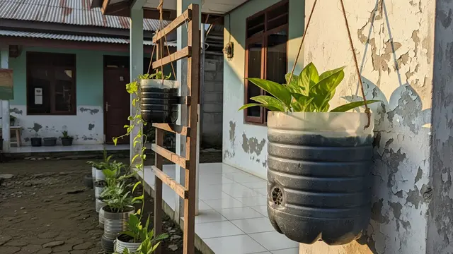 Pot Tanaman dari Galon Bekas