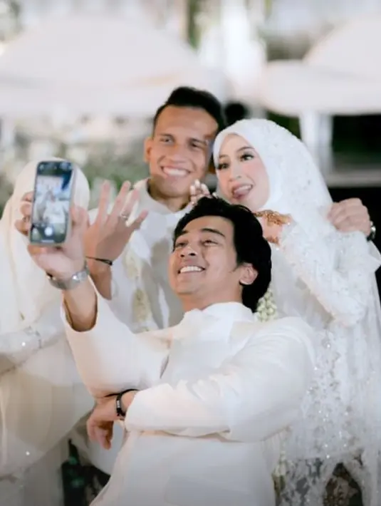 Kebahagiaan Abidzar Al-Ghifari putra mendiang Ustaz Jefri Al Buchori setelah kakaknya, Adiba Khanza, menikah dengan Egy Maulana Vikri. (Via Stories Instagram @antzcreator)