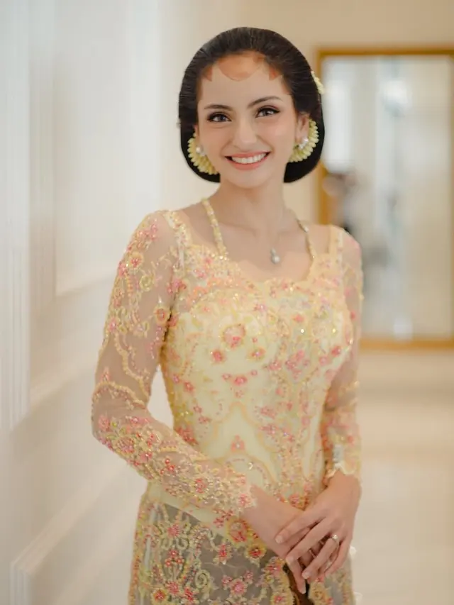 Valerie Tifanka Kenakan Kebaya Adat Jawa di hari pernikahan. [@valtifanka]