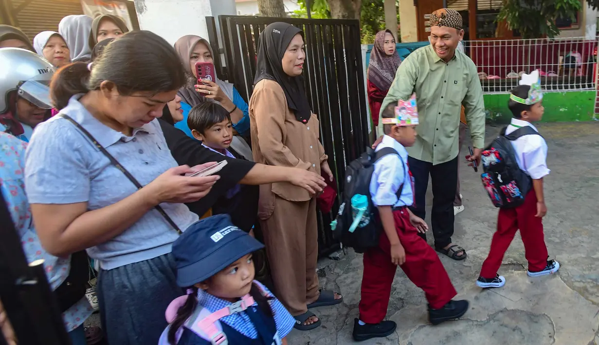 Orang tua mengantarkan anaknya hingga gerbang sekolah di SDN Meruyung, Depok, jawa Barat, Senin, 13 Juli 2007.