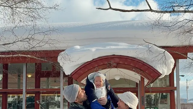 Potret Jessica Mila Menikmati Salju Bersama Kyarra dan Yakup Hasibuan (credit: instagram/jscmila)