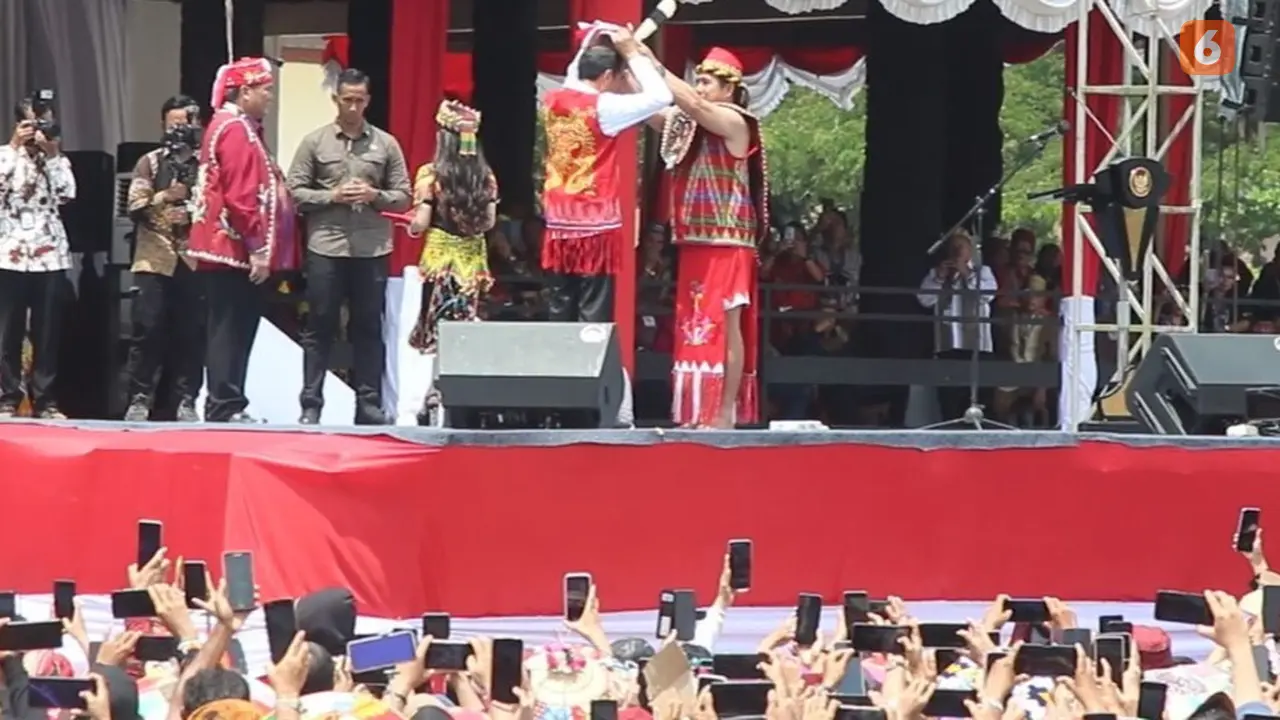 Penyerahan Gelar Adat