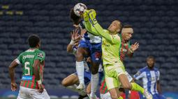 Striker FC Porto, Ze Luis, berusaha mencetak gol ke gawang Maritimo pada laga lanjutan Liga Portugal di Dragao Stadium, Porto, Kamis (10/6/2020) waktu setempat. Porto menang tipis 1-0 atas Maritimo. (AFP/Jose Coelho/Pool)