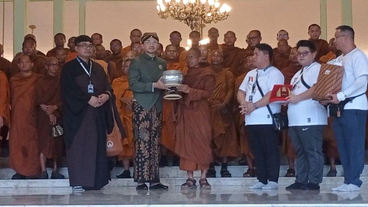 57 Bhikkhu Thudong Lintas Negara Tiba di Solo, Bertemu KGPAA Mangkunegara X