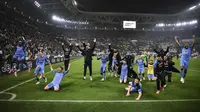 Pemain Napoli merayakan kemenangan atas Juventus pada laga pekan ke-31 Liga Italia 2022/2023 di Allianz Stadium, Turin, Italia, Senin (24/04/2023) WIB. Il Poartenopei berhasil meraih kemenangan dengan skor 1-0. (AP Photo/LaPresse/Marco Alpozzi)