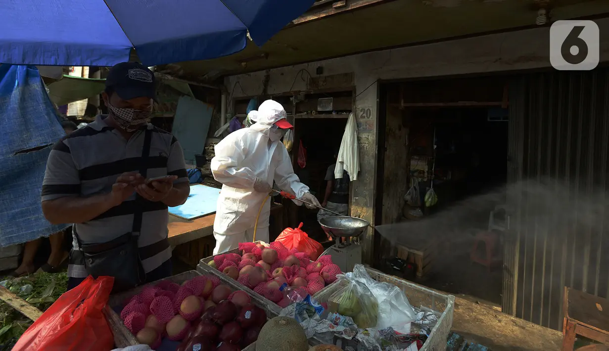 Petugas Palang Merah Indonesia (PMI) melakukan spraying pasar Karang Anyar dengan cairan disinfektan, Jakarta Pusat, Rabu (24/6/2020). Penyemprotan cairan disinfektan yang dilakukan tesebut untuk memutus penyebaran virus corona (COVID-19) pada PSBB Transisi new normal. (merdeka.com/Imam Buhori)
