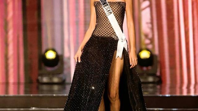 Kezia Warouw dalam busana rancangan Ivan Gunawan