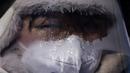 Es terbentuk di pelindung wajah seorang relawan selama latihan ski lintas alam sebelum Olimpiade Musim Dingin 2022, pada 2 Februari 2022, di Zhangjiakou, China. (AP Photo/John Locher)