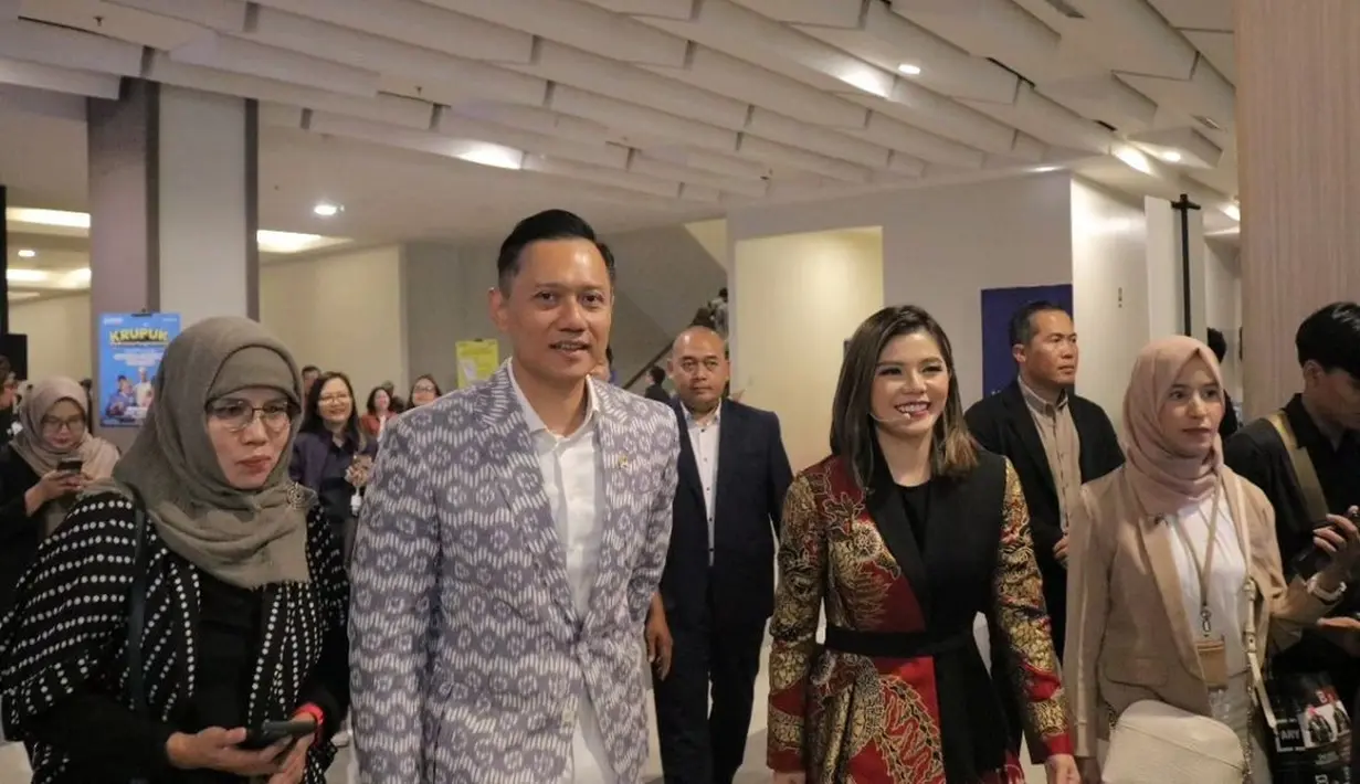 Pesona Merry Riana sebagai stafsus AHY makin menyala dengan lipstik merah [@agusyudhoyono]