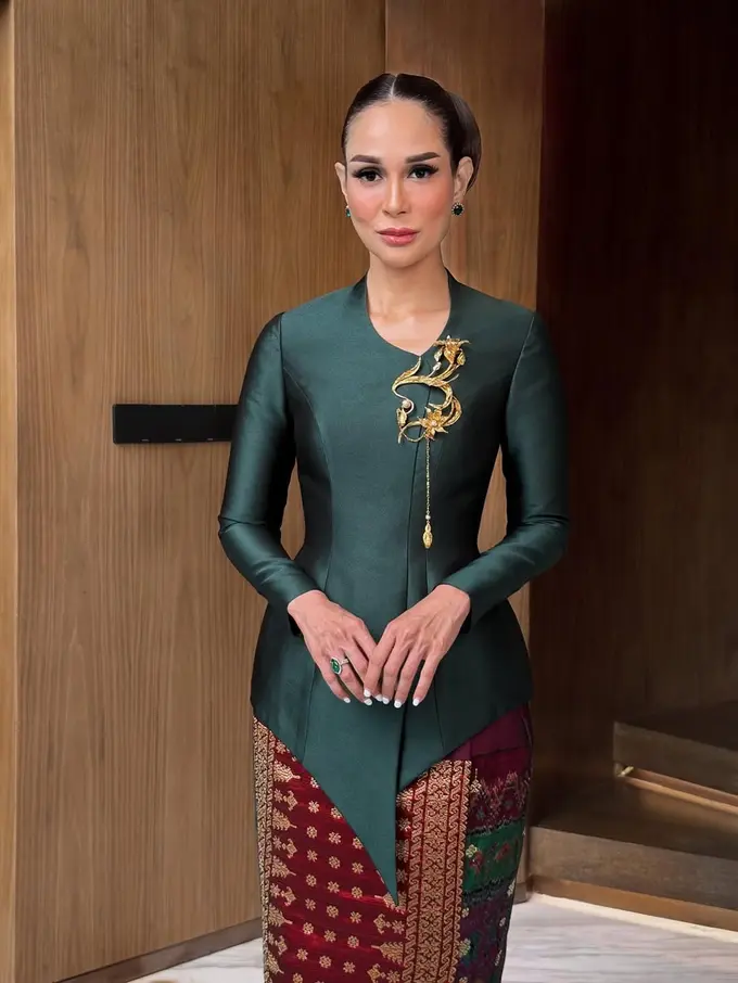 Pesona Elegan Loemongga Haoemasan dalam Balutan Kebaya Hijau Rancangan Hian Tjen