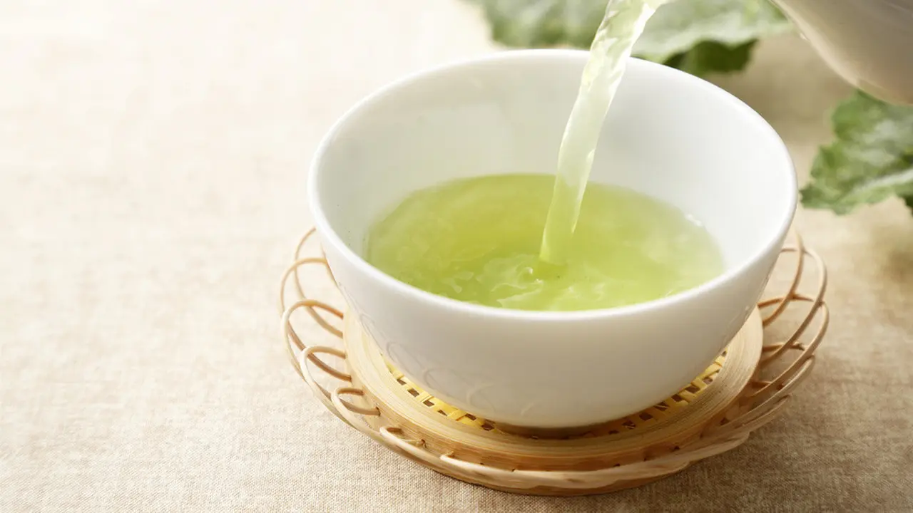 Efektifkah Konsumsi Teh Hijau untuk Turunkan Berat Badan? (Nishihama/Shutterstock)