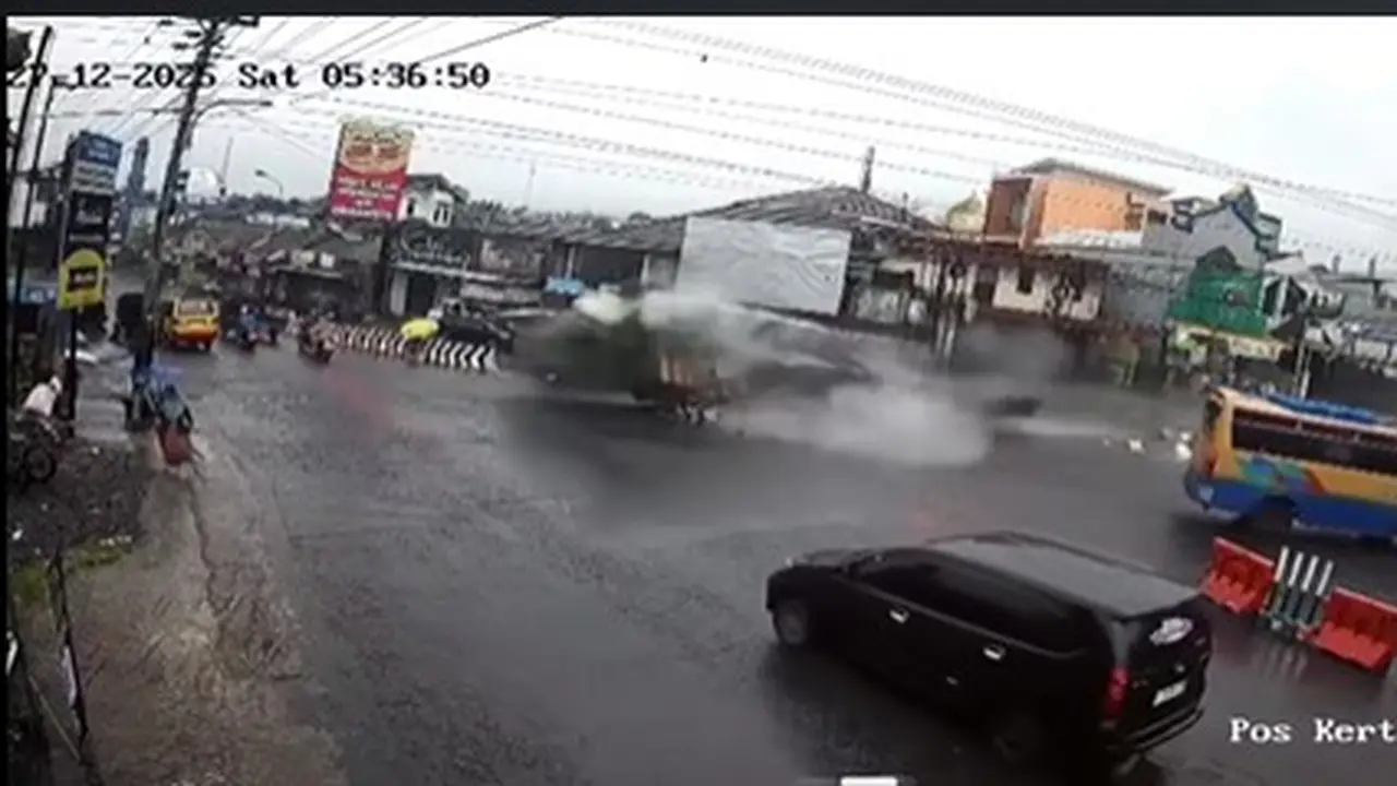 Truk Tronton Hantam Pemotor dan Tugu di Wonosobo
