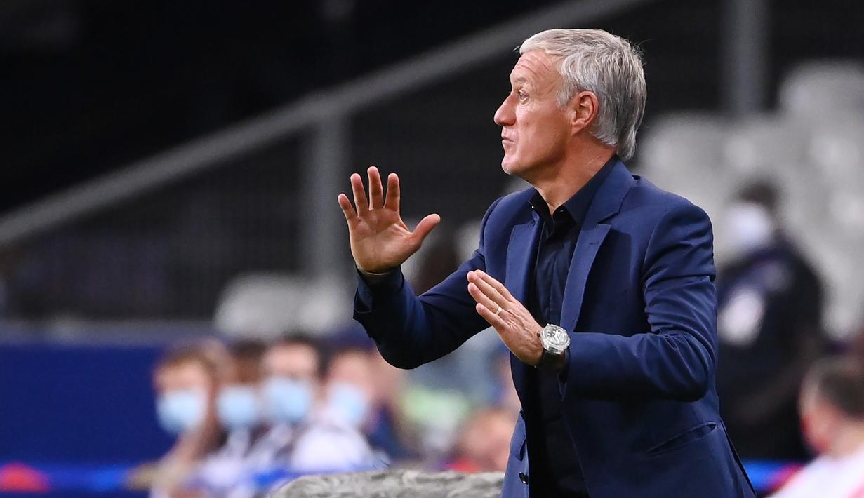 Pelatih Prancis, Didier Deschamps, memberikan arahan kepada pemainnya saat menghadapi Kroasia pada laga UEFA Nations League di Stade de France, Prancis, Rabu (9/9/2020) dini hari WIB. Prancis menang 4-2 atas Kroasia. (AFP/Franck Fife)