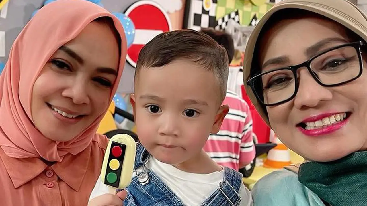 Potret Rieta Amilia bersama Rayyanza di hari ulang tahunnya (Sumber: Instagram/@rieta_amilia)