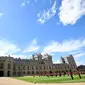 Anggota Pengawal Welsh tampil di depan Ratu Inggris Elizabeth II dalam upacara untuk menandai ulang tahun resminya di Kastil Windsor di Windsor, Inggris  pada 13 Juni 2020, saat Ratu Inggris Elizabeth II merayakan ulang tahunnya yang ke-94. (TOBY MELVILLE / POOL / AFP)