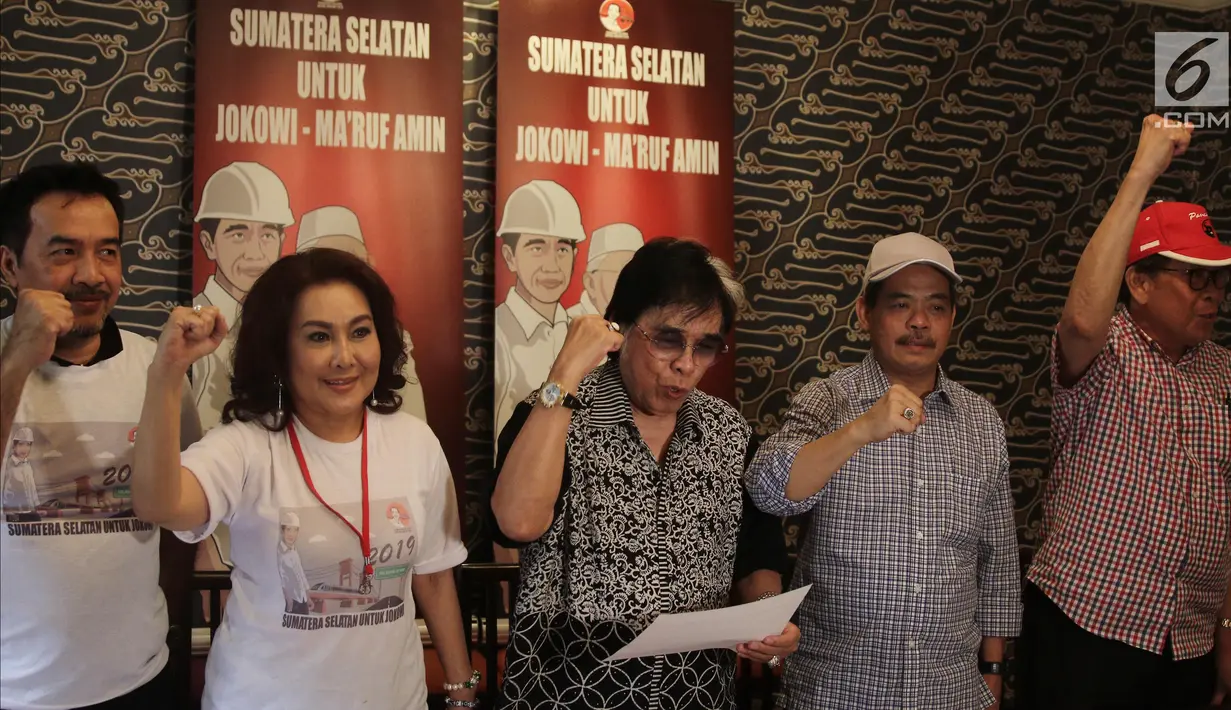 Tokoh Sumatera Selatan di Jabodetabek yang diwakili Santayana Kiemas (tengah) mendeklarasikan dukungan kepada calon presiden Joko Widodo atau Jokowi dan calon wakil presiden Maruf Amin di Pilpres 2019, Jakarta, Sabtu (11/8). (Liputan6.com/Herman Zakharia)