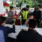 Polantas Polres Depok memeriksa surat tanda nomor kendaraan (STNK) saat Operasi Gabungan Tertib Administrasi Kendaraan Bermotor (KBM) Kendaraan Tidak Mendaftar Ulang (KTMDU) 2022 di Jembatan Panus, Depok, Kamis (9/6/2022). Ratusan kendaraan bermotor yang belum membayar pajak atau kendaraan tidak melakukan daftar ulang (KTMDU) terjaring dalam razia yang dilakukan Sistem Administrasi Manunggal Satu Atap (Samsat) Depok ini. (merdeka.com/Arie Basuki)