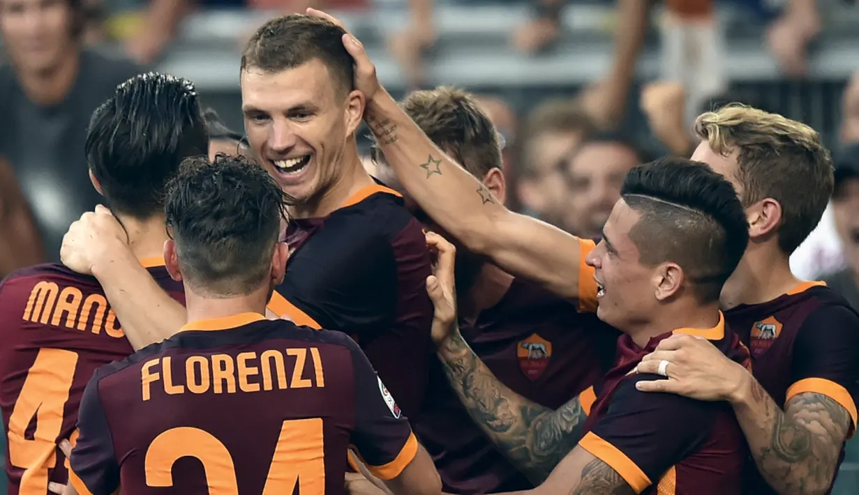 Penyerang AS Roma, Edin Dzeko (tengah) melakukan selebrasi usai mencetak gol ke gawang Juventus pada pertandingan liga serie A di Olimpico Roma, Italia (31/8/2015).  AS Roma menang atas Juventus dengan skor 2-1. (REUTERS/Alberto Lingria)