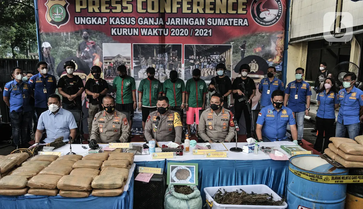 Kapolda Metro Jaya Irjen Fadil Imran (tengah) didampingi Kabid Humas Polda Metro Jaya Kombes Yusri Yunus dan Kapolres Metro Jakarta Barat Kombes Ady Wibowo memberikan keterangan saat rilis pengungkapan ladang ganja di Mapolres Metro Jakarta Barat, Selasa (9/3/2021). (merdeka.com/Iqbal S Nugroho)