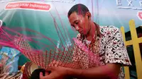 Pengrajin sedang menganyam bambu di Expo PPK Pasuruan, Jawa Timur, Minggu (2/10). Sebanyak 63 pelaku UKM binaan Sampoerna berpartisipasi dalam acara PPK. (Liputan6.com)