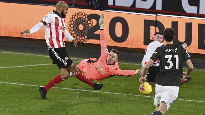 David McGoldrick mencetak gol ke gawang Manchester United pada pertandingan Liga Inggris di stadion Bramall Lane di Sheffield, Inggris, Kamis, Des 17, 2020. (Laurence Griffiths / Pool via AP)