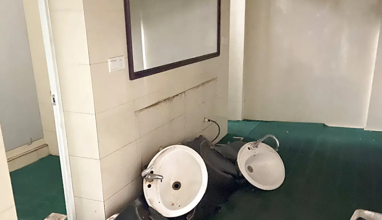 Bak cuci dan perlengkapan pipa yang rusak terlihat di kamar mandi sebuah gedung perkantoran setelah gempa bumi di Luzhou di Provinsi Sichuan, China barat daya, Kamis (16/9/2021). Gempa bumi meruntuhkan rumah, menewaskan tiga orang dan melukai belasan lainnya. (Qiu Xin via AP)