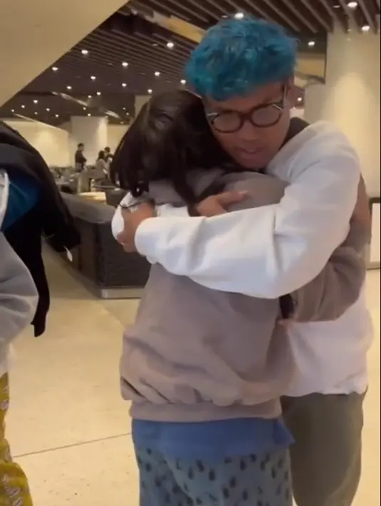 Tidak hanya momen haru, netizen juga salfok saat Uya Kuya tak sabar ingin memeluk anak perempuannya. Momen haru itu pun diwarnai dengan tawa. "Ga jd sedih gara2 liat @king_uyakuya keprak lengan @astridkuya buat gantian peluk... Sweet bgt sih kalian sekeluargaaa," tulis Kalina Oktaranny.  [Instagram/astridkuya]