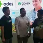 Sinergi Ades dan Gojek mengumpulkan kemasan plastik botol bekas. (Liputan6.com/Henry)