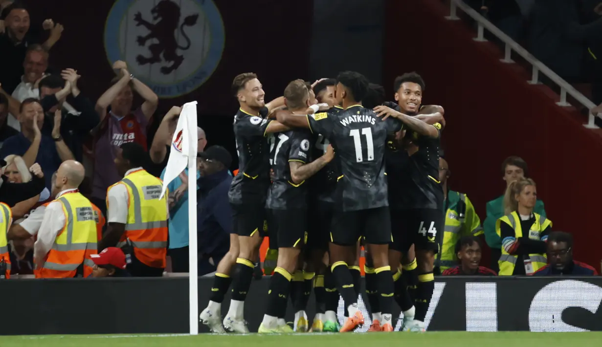 <p>Pemain tim Aston Villa merayakan setelah mencetak gol pertama timnya ke gawang Arsenal selama pertandingan lanjutan Liga Inggris di Stadion Emirates di London, Kamis (1/9/2022). Arsenal menag tipis atas Aston Villa 2-1. (AP Photo/David Cliff)</p>