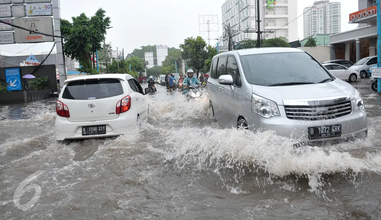 Sejumlah kendaraan menerobos banjir di kawasan Kemang, Jakarta Selatan, Rabu (26/4). Akibat hujan deras, kawasan di Jalan Kemang kembali tergenang air. (Liputan6.com/Yoppy Renato)