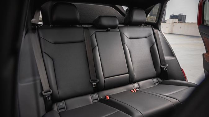 Kursi belakang juga mengusung desain yang mirip dengan bagian depan.  Jok belakang ini mampu menampung tiga penumpang, masing-masing dengan sandaran kepala dan sabuk pengaman tiga titik.  Isofix child seat lock juga tersedia untuk meningkatkan aspek keselamatan.  (Sumber: caranddriver.com)