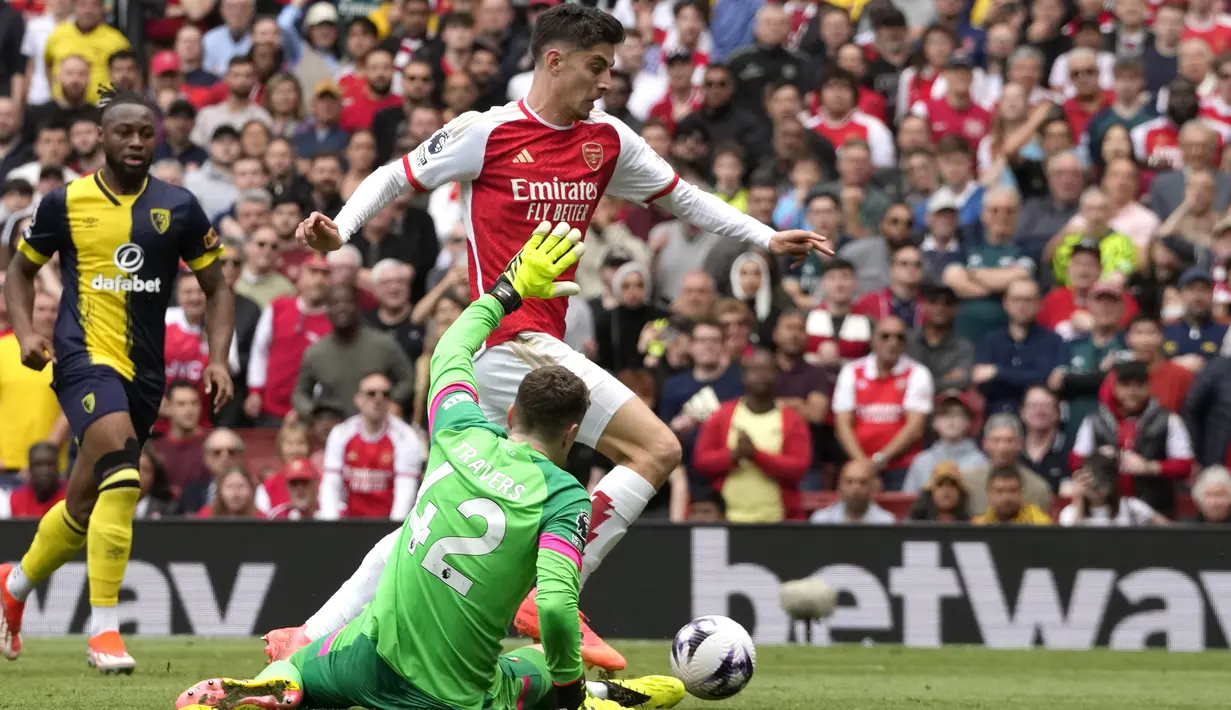 Pemain Arsenal, Kai Harvertz, berusaha melewati kiper Bournemouth, Mark Travers, pada laga pekan ke-36 Premier League 2023/2024 di Stadion Emirates, Sabtu (4/5/2024). (AP Photo/Frank Augstein)