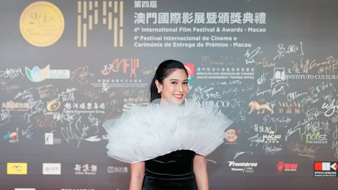 7 Gaya Dian Sastro Dalam Festival Film Makau 2019, Ada Foto Bareng Yoona SNSD