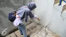 Penyidik menunjukkan satu sudut yang rusak pada Stadion Gedebage, Bandung, Rabu (10/6/2015). Penyidik Dirtipidkor Polri dan sejumlah tenaga ahli mengecek fisik stadion dalam kasus korupsi pembangunan Stadion Gedebage (Liputan6.com/Awan Harinto)
