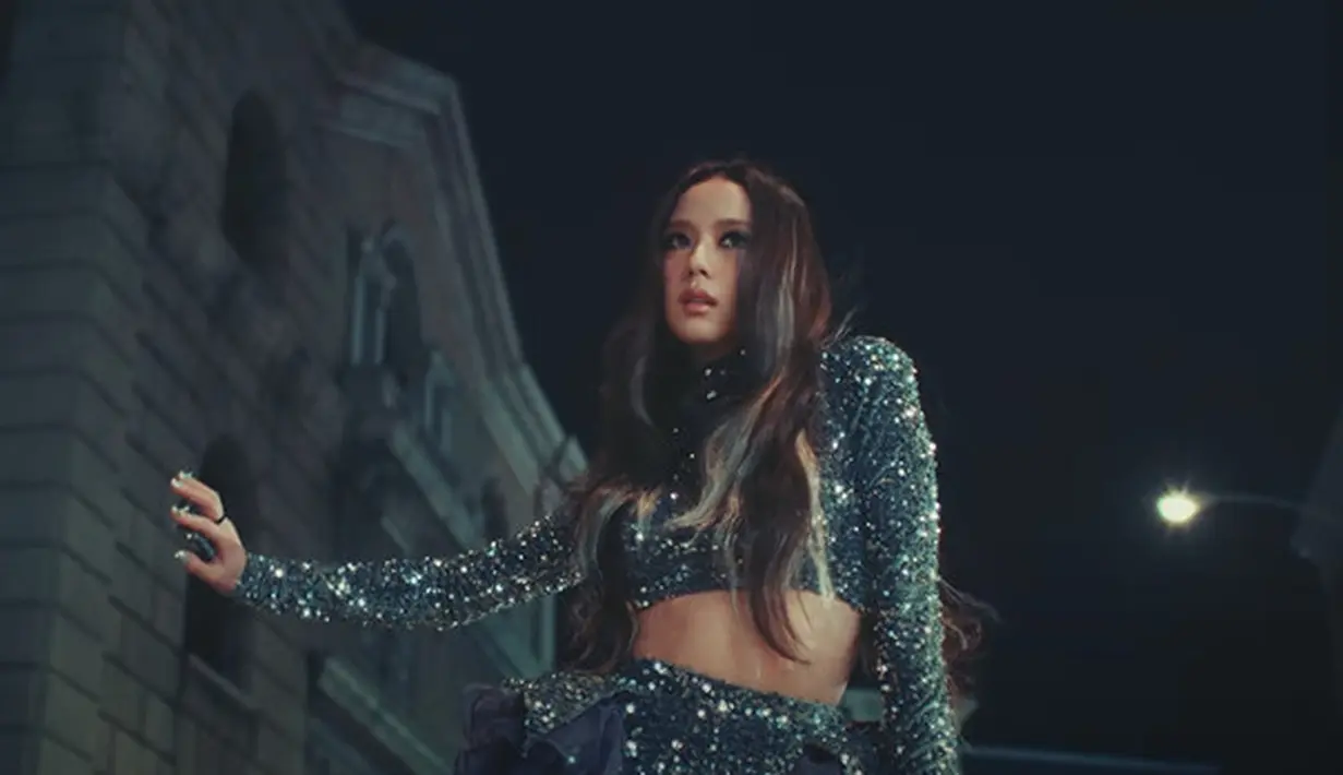 Kostum two piece sequin ini juga merupakan buatan LEE y. LEE y. [Tangkapan layar YouTube]