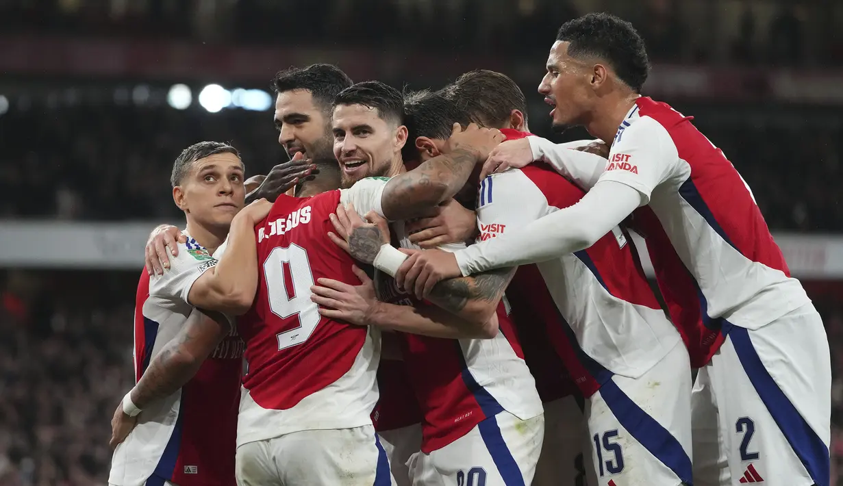 Pemain Arsenal merayakan gol yang dicetak Gabriel Jesus ke gawang Crystal Palace pada laga perempat final Carabao Cup 2024/2025 yang berlangsung di Emirates Stadium, London, Inggris, Kamis (19/12/2024) WIB. (AP Photo/Kirsty Wigglesworth)
