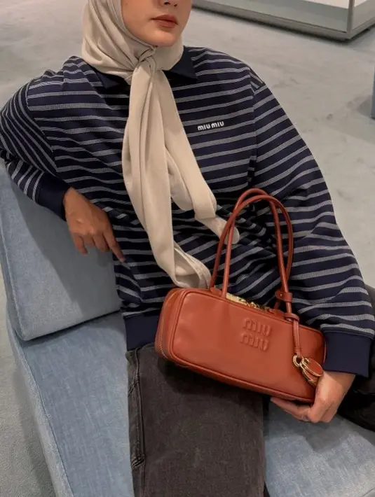 Lengkapi busana skenanya, Paula Verhoeven jinjing kenakan tas Beau Leather Bag seharga Rp61jutaan [@paula_verhoeven]