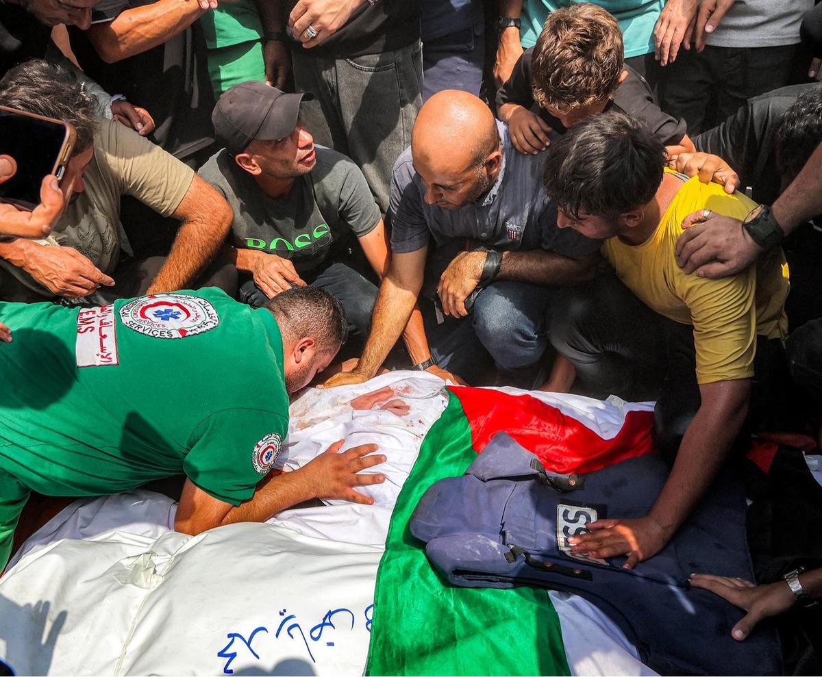 FOTO: Tangis Haru Iringi Pemakaman Lima Jurnalis Al Jazeera Korban Serangan Israel di Gaza
