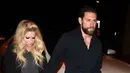 Beberapa waktu lalu Avril dan kekasih barunya itu tak segan memamerkan kemesraannya saat tertangkap kamera paparazzi. Usai kencan di salah satu restoran, keduanya tak lepas bergandengan tangan. (doc. Daily Mail)