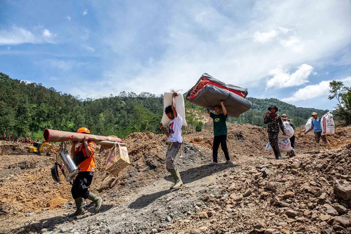 FOTO: Operasi Pencarian Korban Longsor Banjarnegara Kembali Dilanjutkan, Satu Jenazah Berhasil Dievakuasi