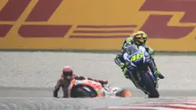 Valentino Rossi diduga menendang motor Marc Marquez hingga terjatuh pada GP Malaysia di Sirkuit Sepang, Minggu (25/10/2015). (crash.net)