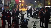 Saat melintasi Jalan Dr Mansyur, Sabtu (15/1/2022) sekitar pukul 01.42 WIB, Bobby melihat kerumunan warga yang tampak anarkis