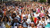 Peserta bersorak ketika mengikuti flashmob 1745 penari di kawasan Senayan, Jakarta, Minggu (21/8). Kegiatan bertajuk "Aku Indonesia-Bagimu Negeri Kami Menari" itu merupakan bagian dari perayaan HUT RI ke 71. (Liputan6.com/Fery Pradolo)