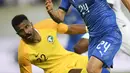 Pemain Italia, Alessandro Florenzi (kanan) mengecoh kiper Arab Saudi, Mohammed Al Owais pada laga persahabatan di Kybunpark Stadium, St. Gallen, Swiss, (28/5/2018). Italia menang 2-1. (Gian Ehrenzeller/Keystone via AP)